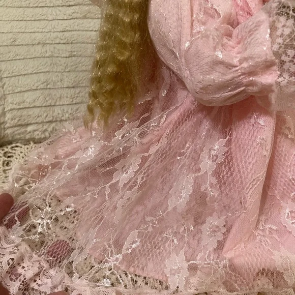 Vintage Praying Porcelain Girl Doll - Pink Gown, Kneeling, Rosary - Picture 6 of 13